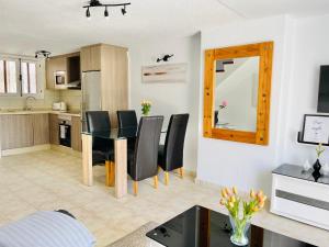 A kitchen or kitchenette at PARQUE SANTIAGO, PLAYA DE LAS AMERICAS