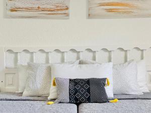 A bed or beds in a room at PARQUE SANTIAGO, PLAYA DE LAS AMERICAS