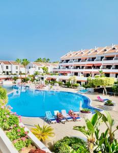 The swimming pool at or close to PARQUE SANTIAGO, PLAYA DE LAS AMERICAS