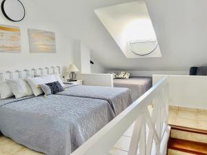 A bed or beds in a room at PARQUE SANTIAGO, PLAYA DE LAS AMERICAS