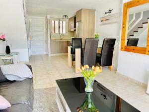 A kitchen or kitchenette at PARQUE SANTIAGO, PLAYA DE LAS AMERICAS