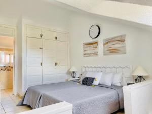 A bed or beds in a room at PARQUE SANTIAGO, PLAYA DE LAS AMERICAS