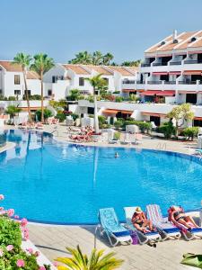 The swimming pool at or close to PARQUE SANTIAGO, PLAYA DE LAS AMERICAS