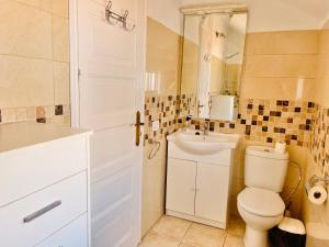 A bathroom at PARQUE SANTIAGO, PLAYA DE LAS AMERICAS