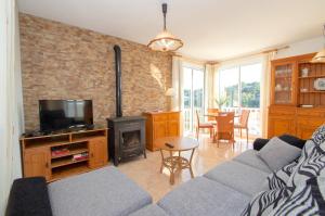 ein Wohnzimmer mit Sofa und Fernseher in der Unterkunft Can Tomeu by Sonne Villas in Cala Galdana