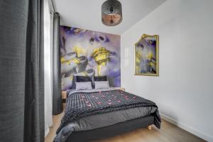 - une chambre avec un lit orné d'une peinture murale dans l'établissement SWEET ANGEL Suite romantique avec SPA, à Bruz