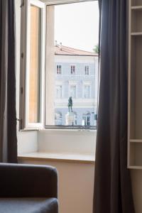 una finestra con vista su un edificio di Premium Tartini Apartment 2 by Locap Group a Piran