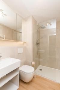 un bagno con wc, lavandino e doccia di Premium Tartini Apartment 2 by Locap Group a Piran