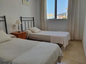 Postel nebo postele na pokoji v ubytování Alcala blau atico