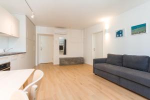 un soggiorno con un divano e un tavolo di Premium Tartini Apartment 2 by Locap Group a Piran