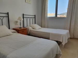 Postel nebo postele na pokoji v ubytování Alcala blau atico