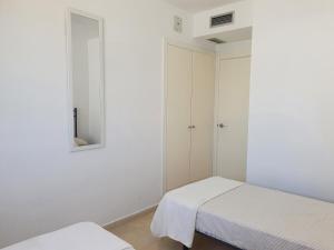 Postel nebo postele na pokoji v ubytování Alcala blau atico
