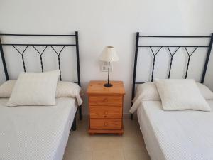 Postel nebo postele na pokoji v ubytování Alcala blau atico