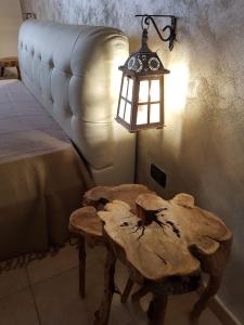 a wooden table with a lamp and a table with a wooden bench at B&b “Fino all’Alba” in Barbarano
