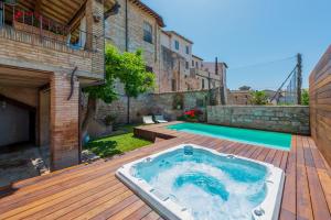 bañera de hidromasaje en una terraza junto a la piscina en Villa Elisa, en Spello