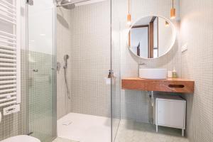 een badkamer met douche, wastafel en spiegel bij San Vicente 31 Old Town in Benidorm +19 foto's