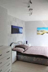 um quarto com uma cama e uma televisão na parede em Lro em Stäbelow