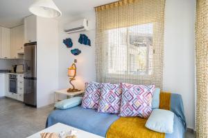 Køkken eller tekøkken på Seawaves 1- Bedroom Apartment near Meneou Beach + 8 billeder