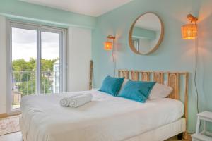 A bed or beds in a room at Vue sur mer La Baule Hydra
