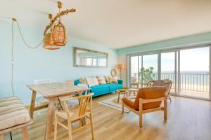 sala de estar con sofá azul y mesa en Vue sur mer La Baule Hydra, en La Baule