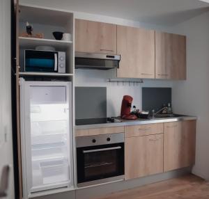 Virtuvė arba virtuvėlė apgyvendinimo įstaigoje Cosy et moderne en centre ville, fibre haut débit
