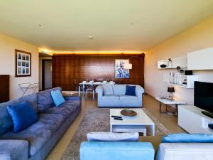 A seating area at FLH Salgados Family Apartment