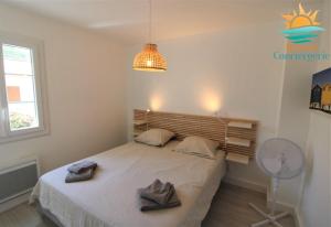um quarto com uma cama com dois chapéus em Duplex au coeur du Port d'Hyères- Plages Parking BY HC em Hyères