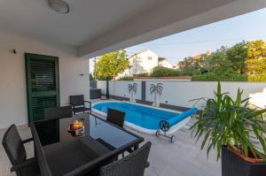 Imagen de la galería de Apartment in Supetar with sea view, balcony, air conditioning, W-LAN 3553-3, en Supetar