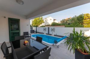 Bazén v ubytování Apartment in Supetar with sea view, balcony, air conditioning, W-LAN 3553-3 nebo v jeho okolí