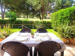 Restoranas ar kita vieta pavalgyti apgyvendinimo įstaigoje Magnífico adosado de esquina con vistas al golf playas Islantilla