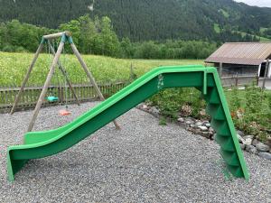 グリンデルワルトにあるロッハボーデンの野原の遊び場の緑の滑り台