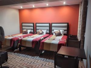 Postel nebo postele na pokoji v ubytování Gavina Inn Hotel + 37 fotografií