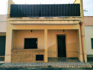 budynek z dwoma drzwiami na boku w obiekcie Casa Vacanze da Antonio w mieście Torre Lapillo