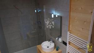 Ένα μπάνιο στο Chalet Nid Nous +10 φωτογραφίες