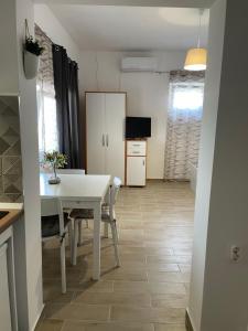 TV a/nebo společenská místnost v ubytování Apartments Anka Pag