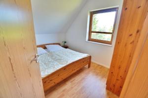a small bedroom with a bed and a window at Natur-Ferienpark in Nieheim