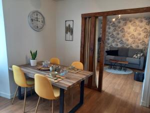 Kervig House في بيمبول: غرفة طعام مع طاولة وكراسي صفراء