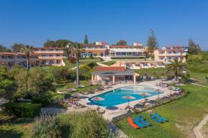 Vue sur la piscine de l'établissement Ibiscus Corfu Hotel ou sur une piscine à proximité