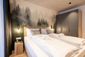 מיטה או מיטות בחדר ב-GRIMMINGlofts Top 6