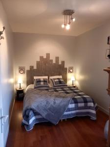 Kervig House في بيمبول: غرفة نوم بسرير كبير مع اللوح الخشبي