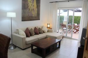 sala de estar con sofá y mesa de centro en Villa en La Torre Golf Resort by Rental Olé, en Torre-Pacheco