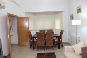sala de estar con mesa de comedor y sillas en Villa en La Torre Golf Resort by Rental Olé, en Torre-Pacheco