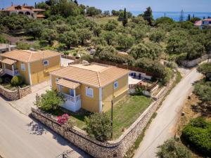 una vista aerea di una casa gialla con strada di Stranis Hill House Zakinthos ad Akrotiri