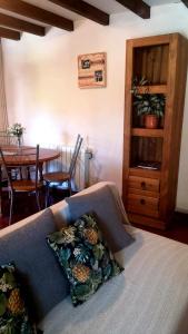 - un salon avec un canapé et une table à manger dans l'établissement Cortijo Paraiso, à Cúllar de Baza