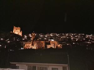 Nespecifikovaný výhled na destinaci Alcalá del Júcar nebo výhled na město při pohledu z penzionu