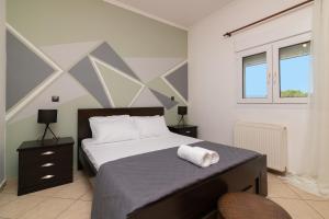 Postel nebo postele na pokoji v ubytování Stranis Hill House Zakinthos