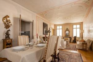 Um restaurante ou outro lugar para comer em Palazzo Benassi Penthouse