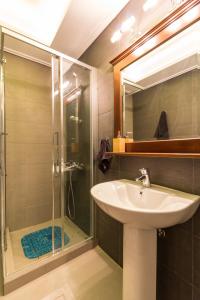 y baño con lavabo y ducha. en Comfortable and Spacious 2 bdr Apt en Atenas