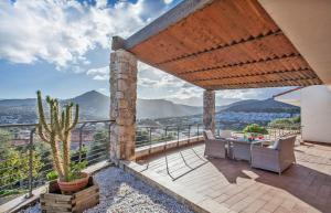 une terrasse avec une table, des chaises et un cactus dans l'établissement Villa Annonciade, à LʼÎle-Rousse