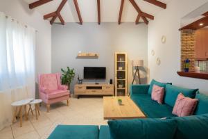 TV a/nebo společenská místnost v ubytování Stranis Hill House Zakinthos